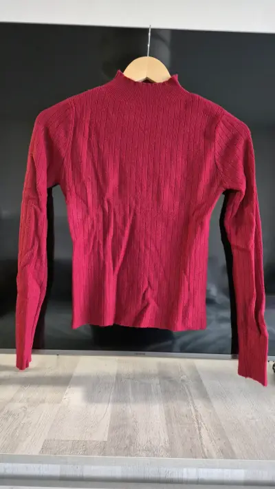 Suéter rojo cuello alto - miniatura 1