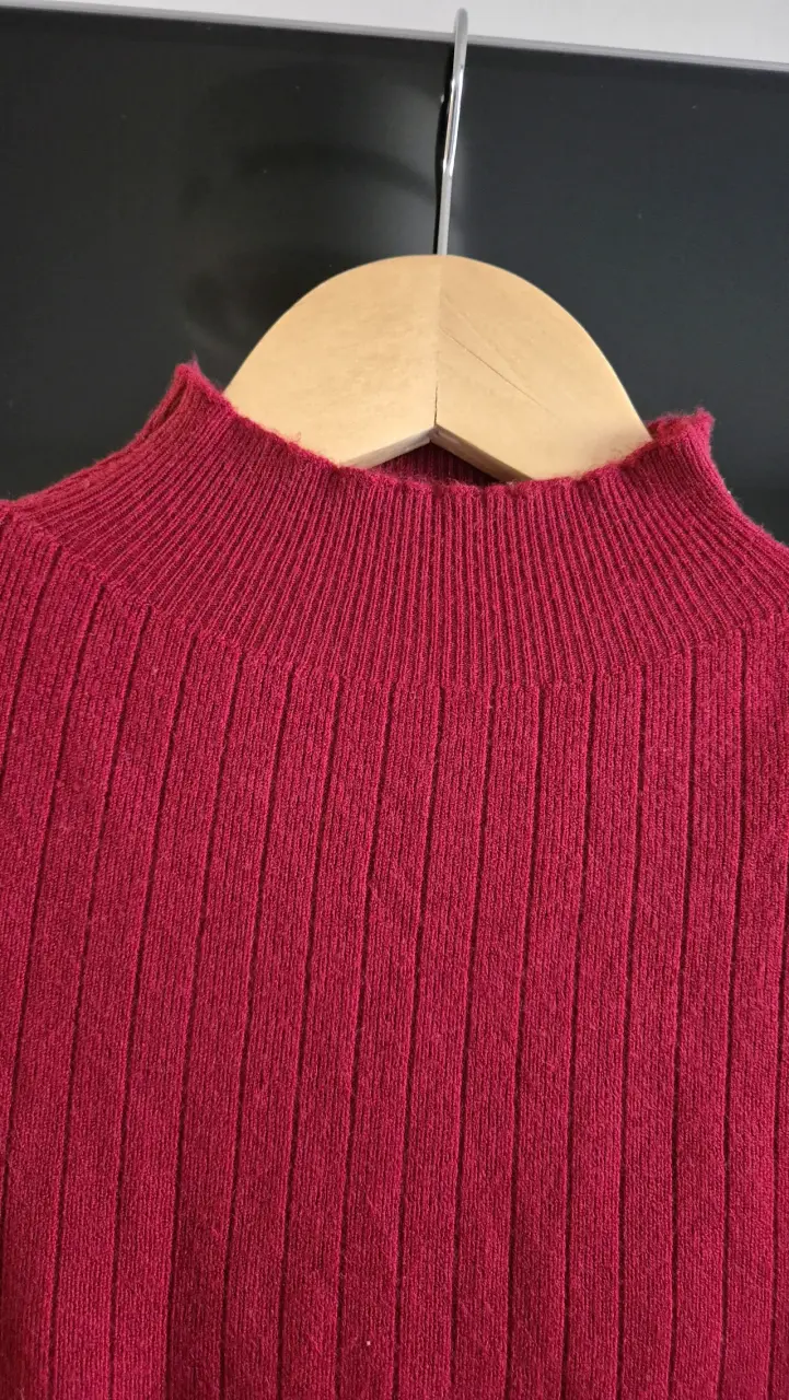 Suéter rojo cuello alto - 2