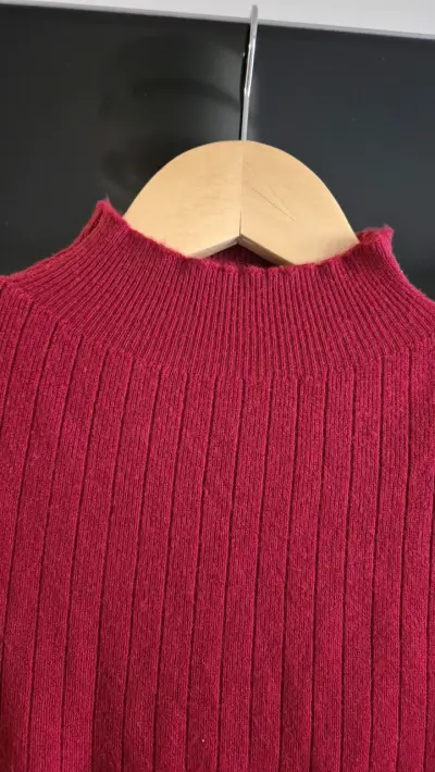 Suéter rojo cuello alto - miniatura 2