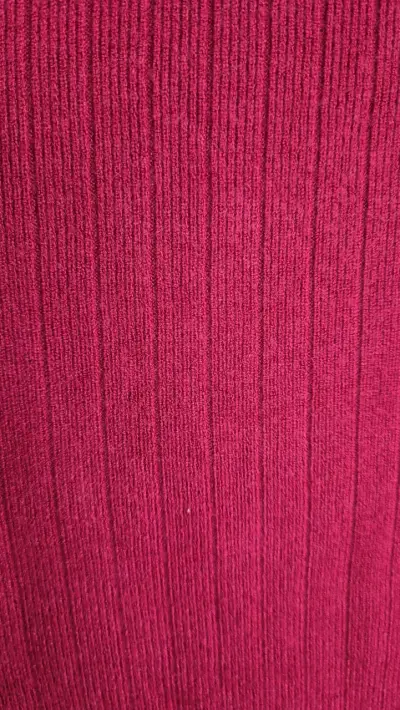 Suéter rojo cuello alto - miniatura 3