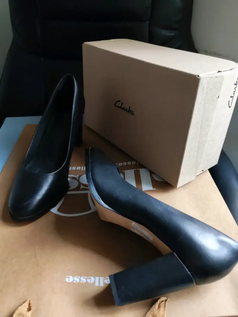 Zapatos de taco Clarks negros