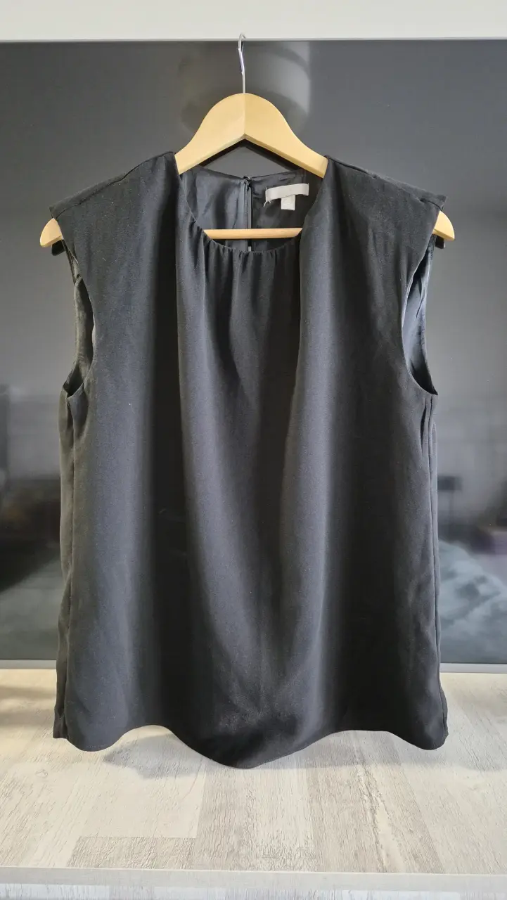 Blusa negra sin mangas - 1