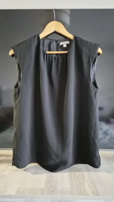 Blusa negra sin mangas - miniatura 1
