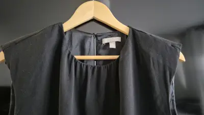 Blusa negra sin mangas - miniatura 2