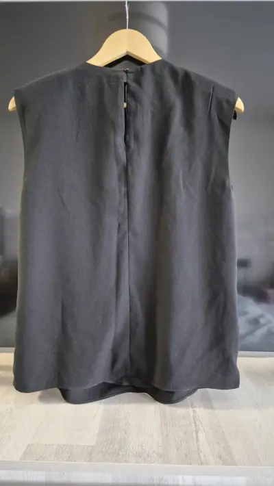 Blusa negra sin mangas - miniatura 3