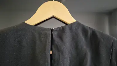 Blusa negra sin mangas - miniatura 4