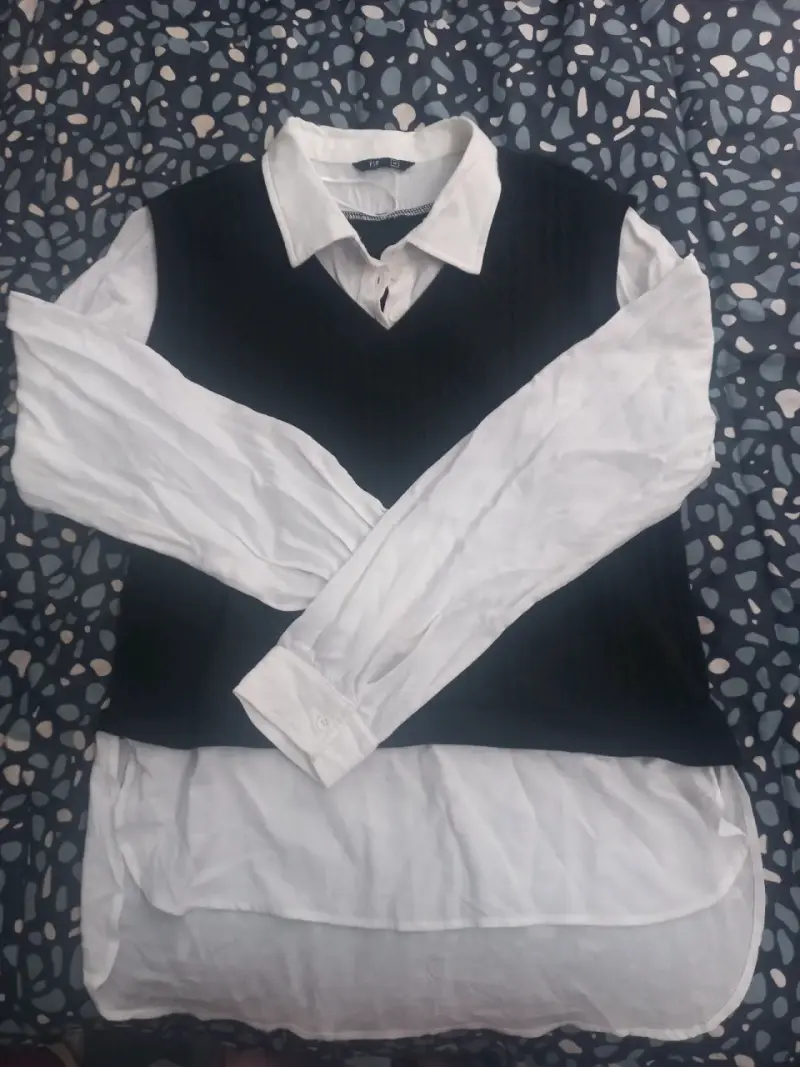 Blusa blanca con chaleco negro