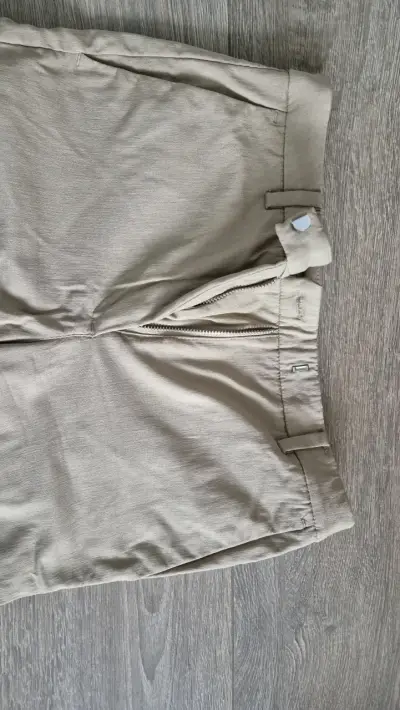 Pantalones beige clásico - miniatura 2