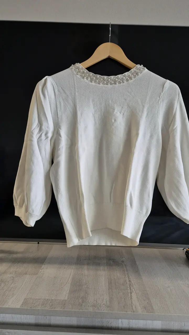 Sweater blanco con detalles perlados - 1