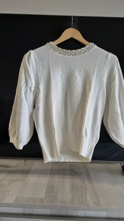 Sweater blanco con detalles perlados - miniatura 1