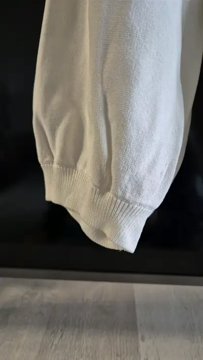 Sweater blanco con detalles perlados - miniatura 2