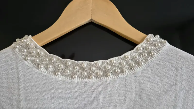 Sweater blanco con detalles perlados - 4