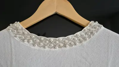 Sweater blanco con detalles perlados - miniatura 4
