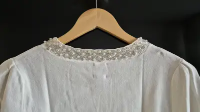 Sweater blanco con detalles perlados - miniatura 5