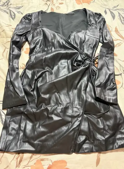 Vestido negro de cuero sintético - miniatura 1
