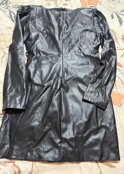 Vestido negro de cuero sintético - miniatura 2