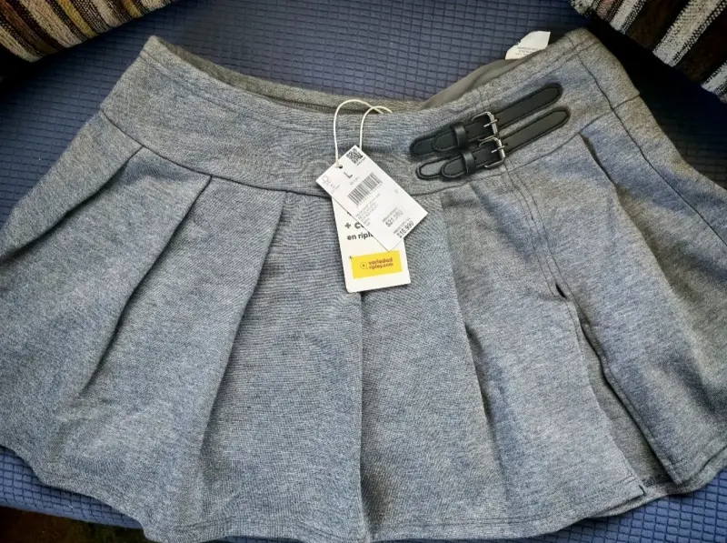 Falda short gris con hebillas nueva, talla L