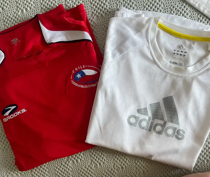 Poleras deportivas Brooks y Adidas