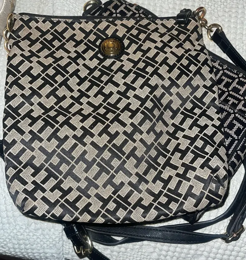 Cartera negra con diseño geométrico