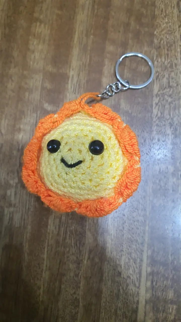 Llavero de crochet amarillo sol
