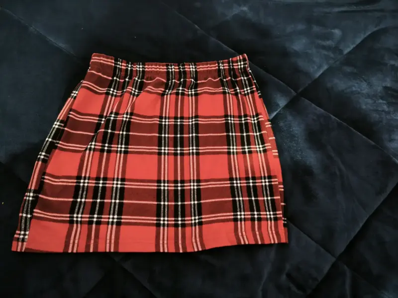 Falda escocesa roja