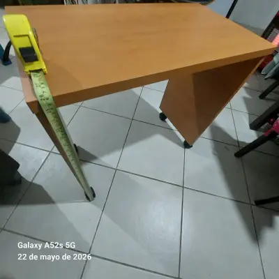 Escritorio pequeño con ruedas - miniatura 1