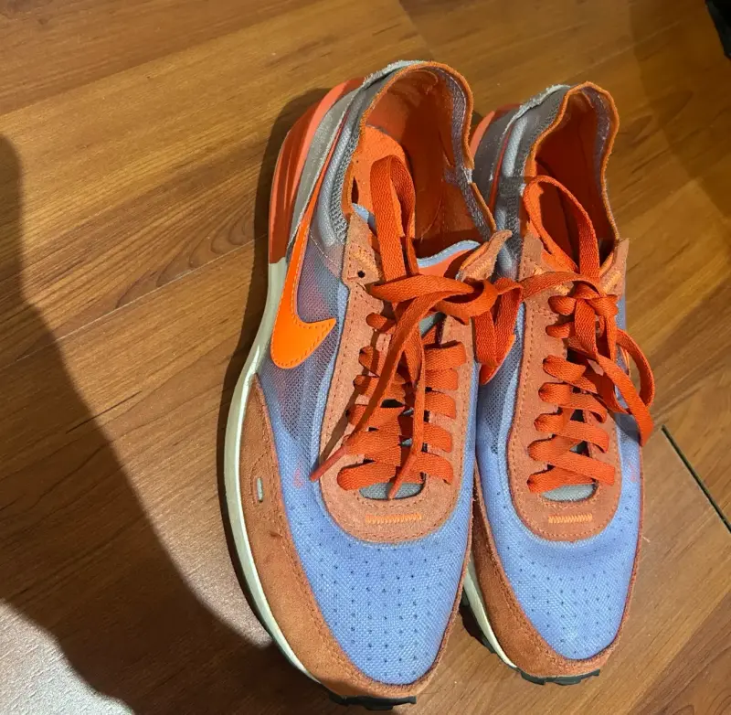 Zapatillas deportivas naranjas y lilas - 1