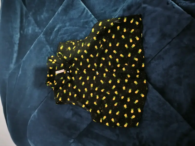 Blusa negra con piñas