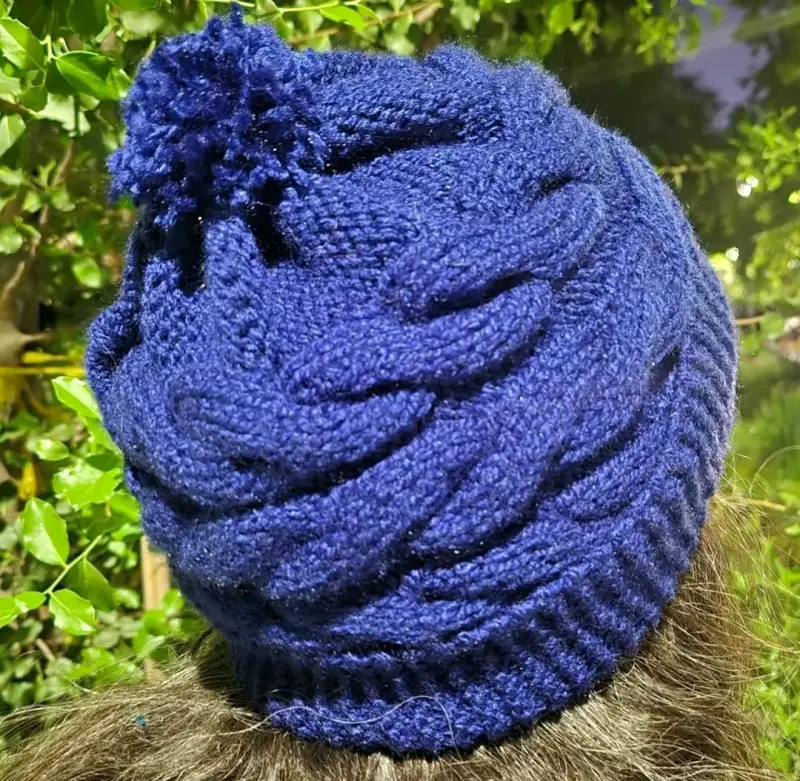 Gorro tejido azul con trenza - 1