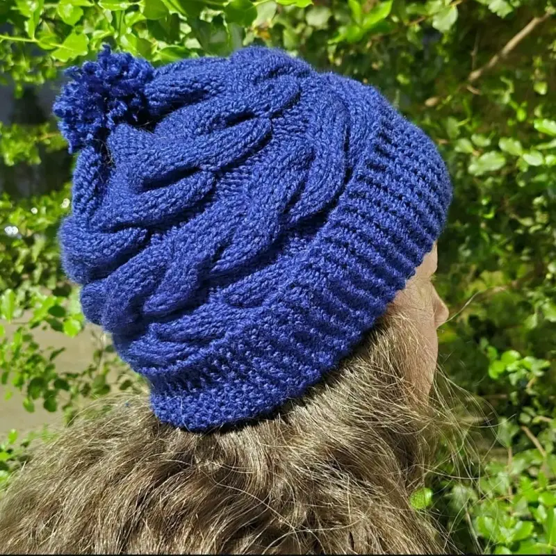 Gorro tejido azul con trenza - 2