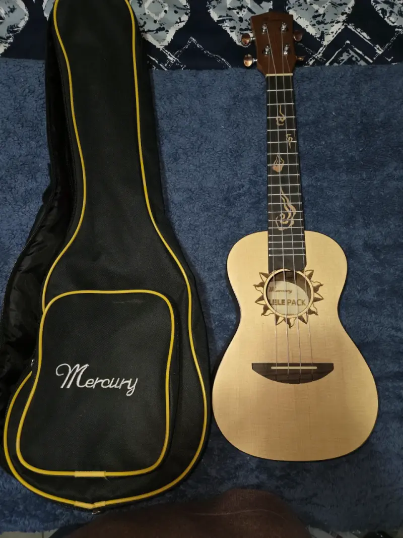 Ukulele Mercury con estuche - 1