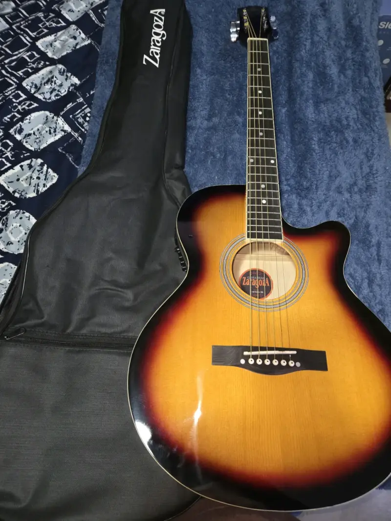 Guitarra acústica Zaragoza con funda