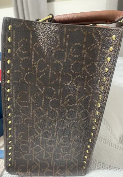 Bolso marrón con logo CK - miniatura 4