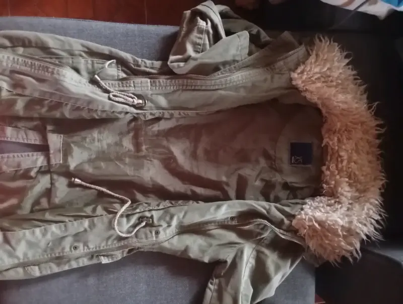 Parka verde con capucha de pelo - 2