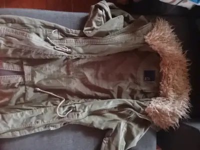 Parka verde con capucha de pelo - miniatura 2