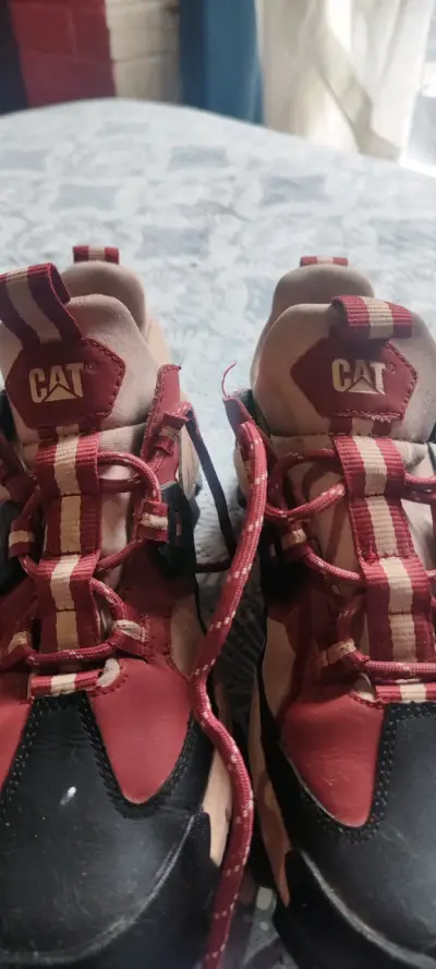 Zapatillas CAT rojas y negras - miniatura 1