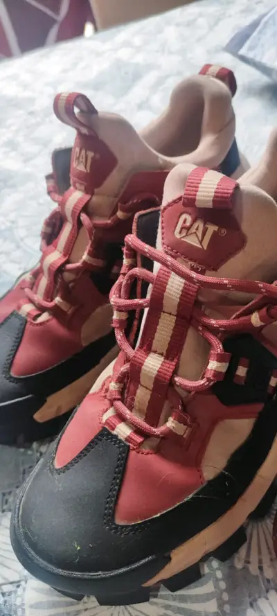 Zapatillas CAT rojas y negras - miniatura 2