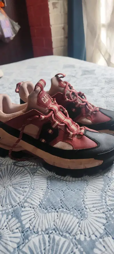 Zapatillas CAT rojas y negras - miniatura 5