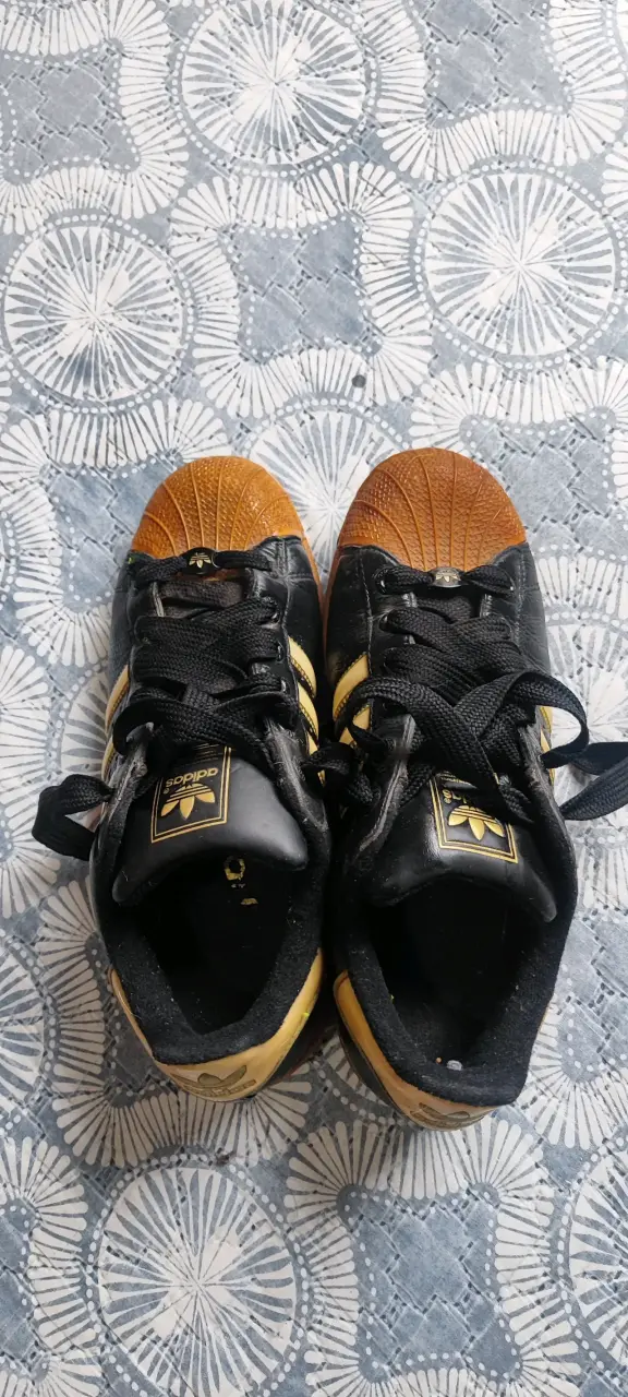 Zapatillas ADIDAS negras y amarillas - 1