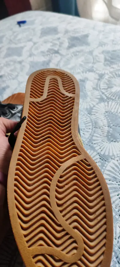 Zapatillas ADIDAS  negras y amarillas - miniatura 2