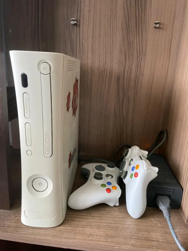 Consola Xbox 360 con controles - 1
