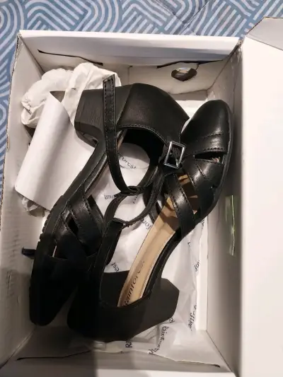 Zapatos de mujer negros con hebilla - miniatura 1