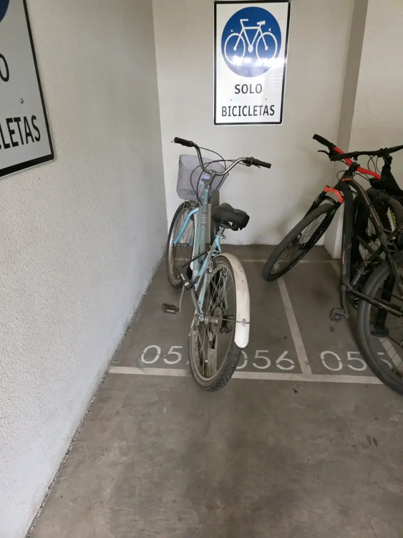 Bicicleta urbana azul con canasto - 1