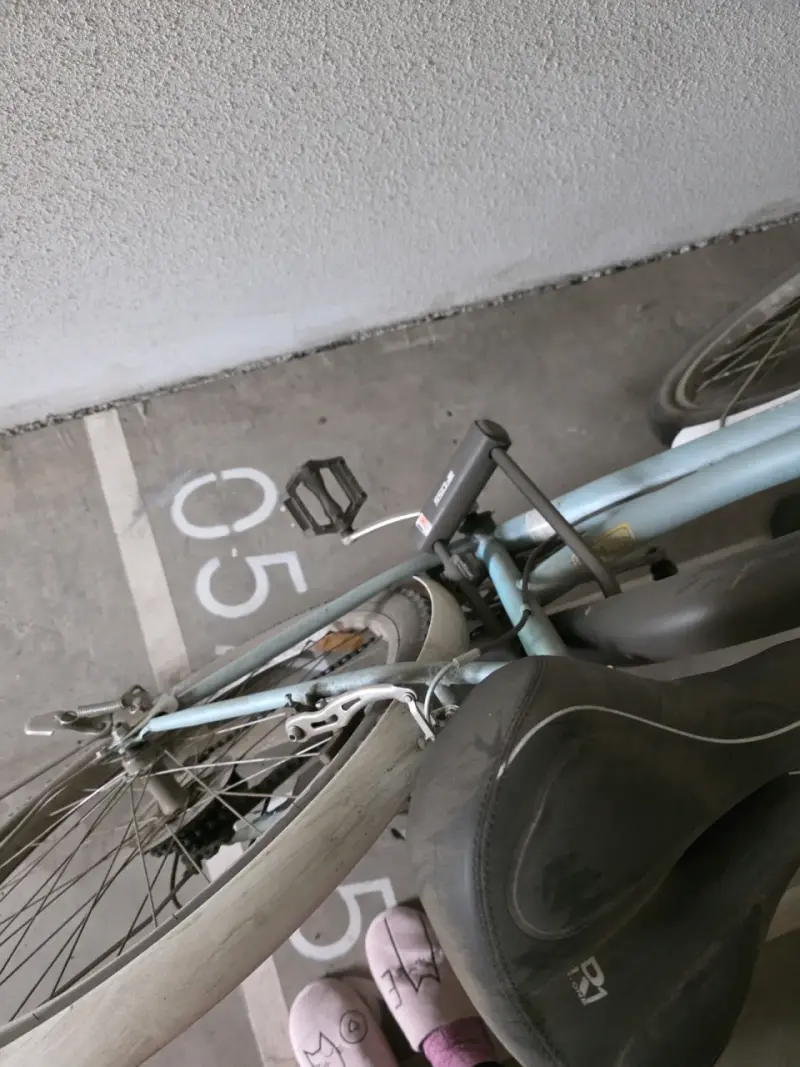 Bicicleta urbana azul con canasto - 2