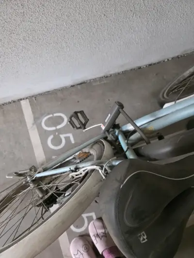 Bicicleta urbana azul con canasto - miniatura 2