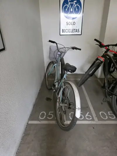 Bicicleta urbana azul con canasto - miniatura 4