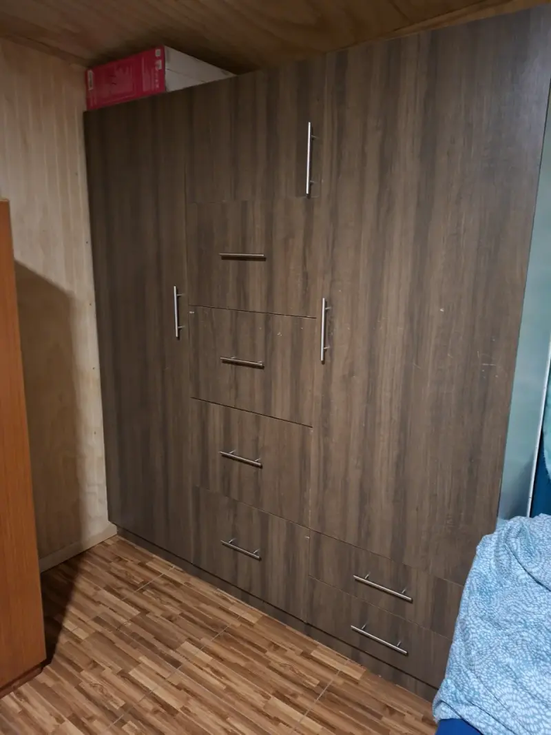 Closet de madera color oscuro