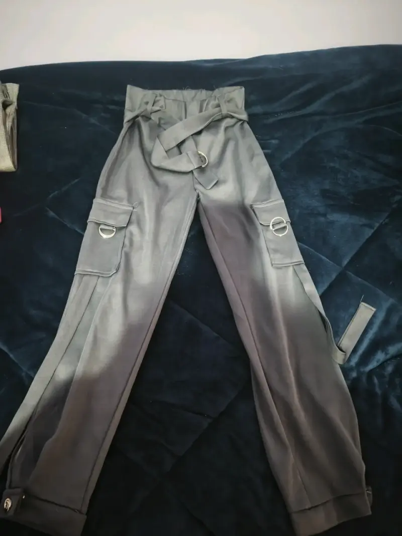 Pantalones cargo gris oscuro