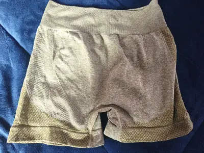 Shorts deportivos ajustados amarillos - miniatura 2