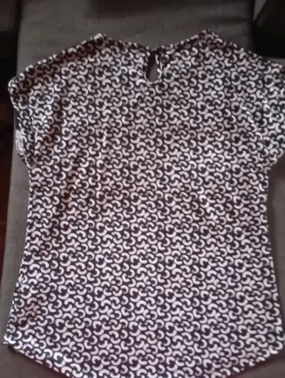 Polera estampada en blanco y negro - miniatura 1